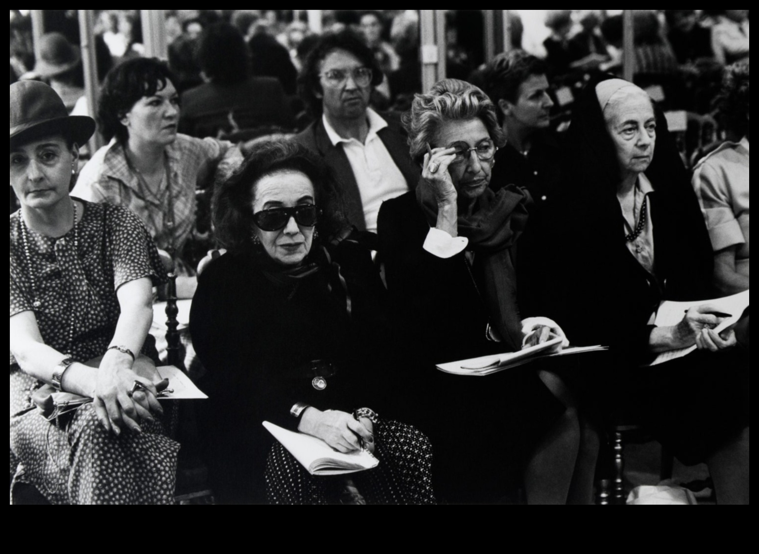 سجلات الأزياء الراقية: رحلة بصرية لمصممة الأزياء