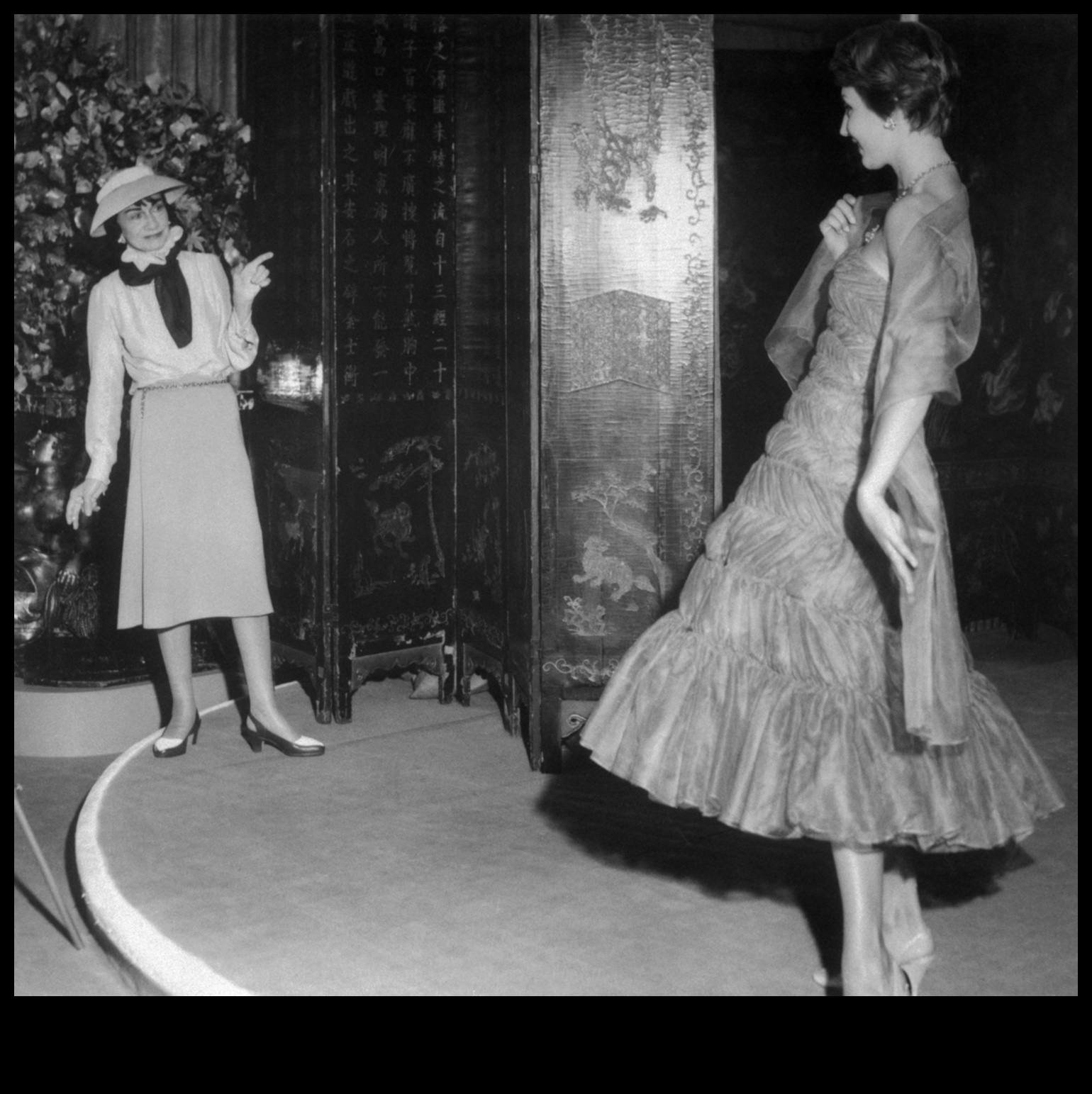 سجلات الأزياء الراقية: رحلة بصرية لمصممة الأزياء