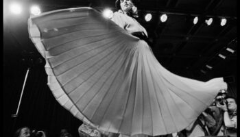 سجلات الأزياء الراقية: رحلة بصرية لمصممة الأزياء