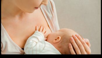 ما وراء التغذية: استكشاف الثراء العاطفي للرضاعة الطبيعية