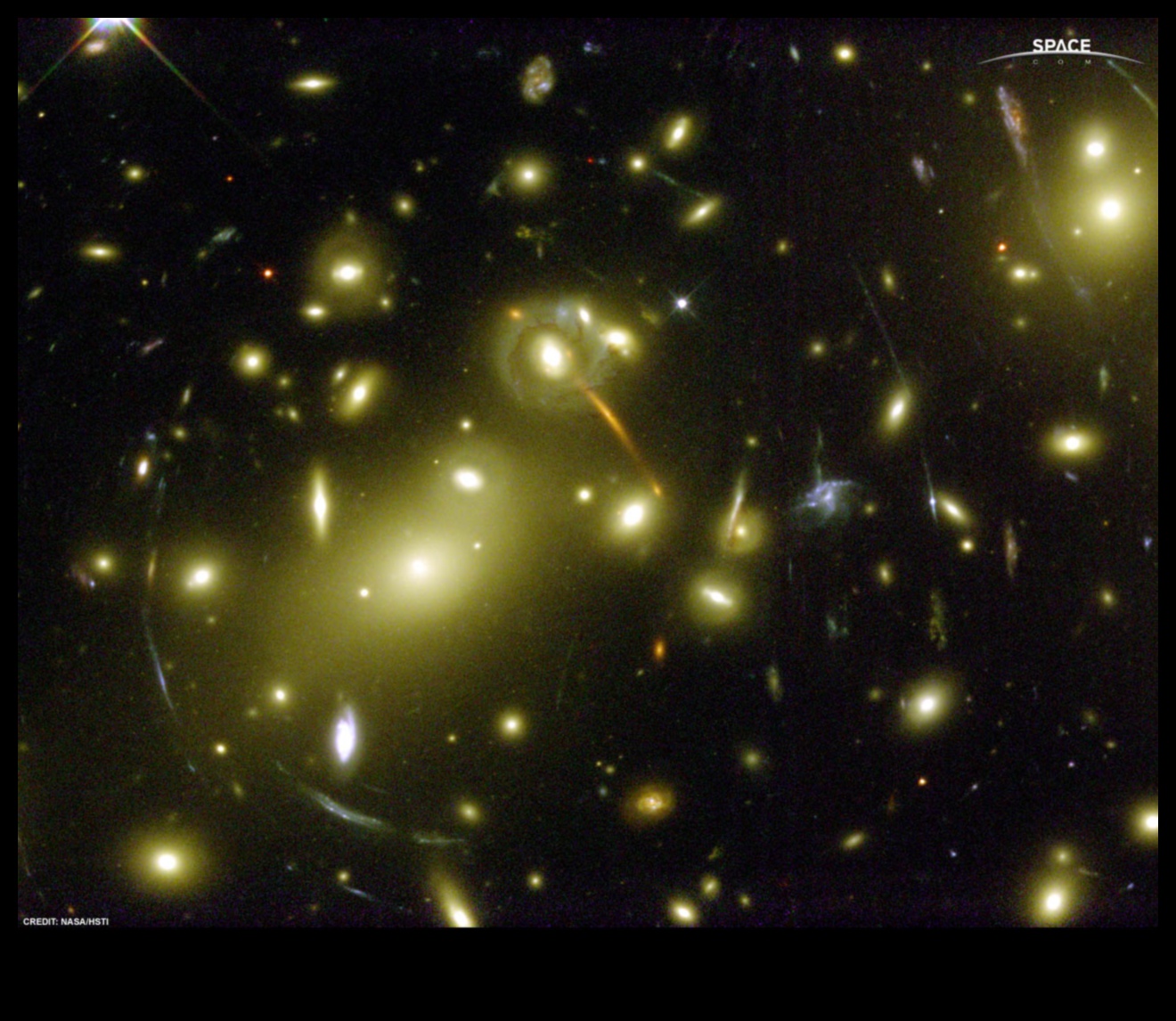 عدسة الجاذبية: تشوهات في الإدراك الكوني