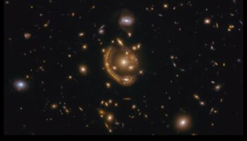 عدسة الجاذبية: تشوهات في الإدراك الكوني